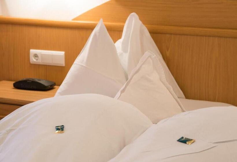 غرفة قياسية مطلّة علي الحديقة, Meinhardt