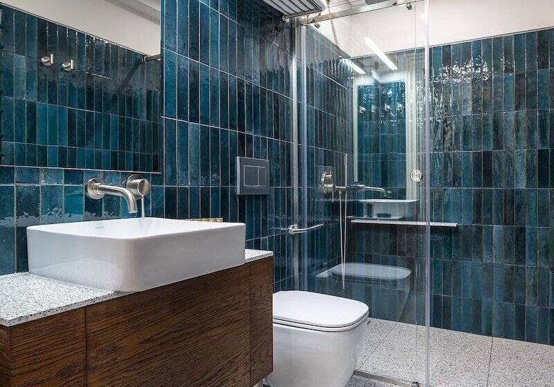 غرفة قياسية, On The Square