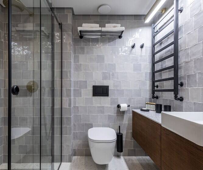 غرفة قياسية, On The Square