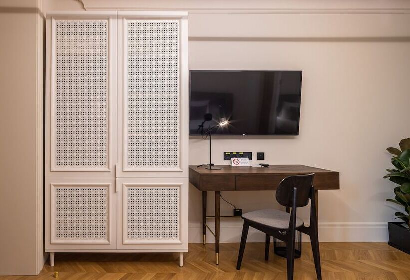 غرفة قياسية, On The Square