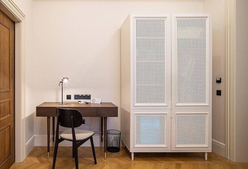 غرفة قياسية, On The Square