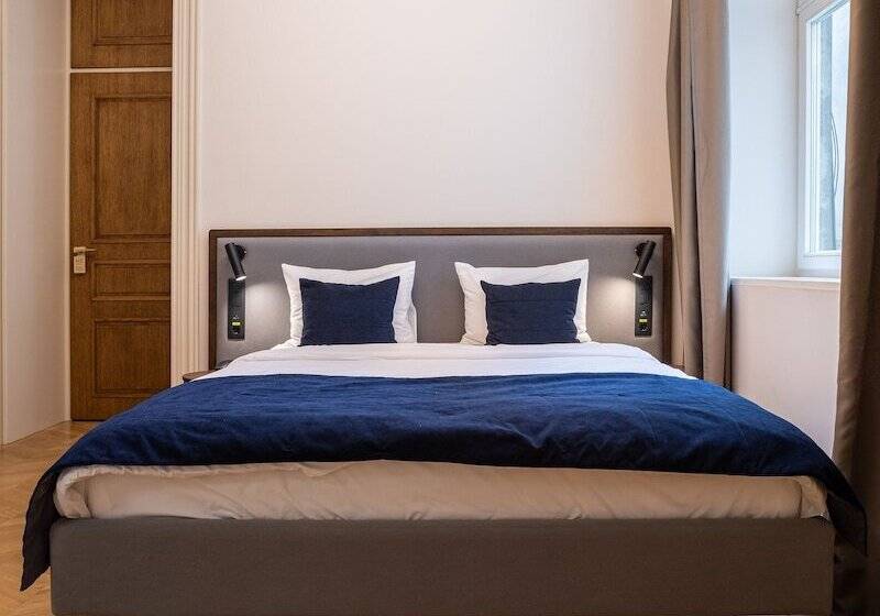 غرفة قياسية, On The Square