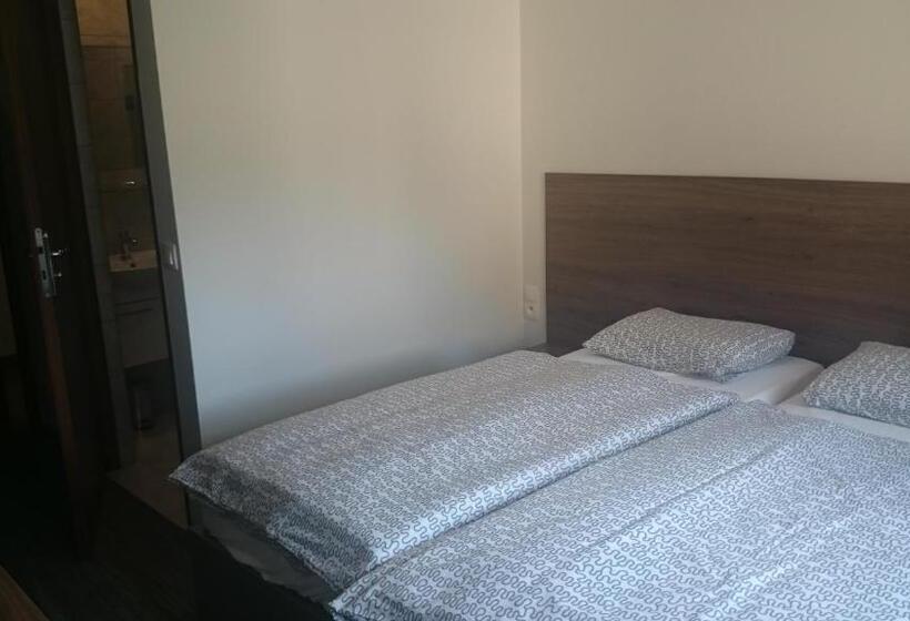 标准间, Restauracja Ibiza