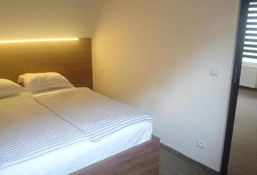 ２ベッドルームアパートメント, Restauracja Ibiza