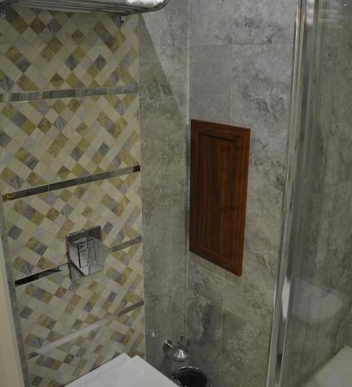 اتاق استاندارد سه نفره, Sahra Airport