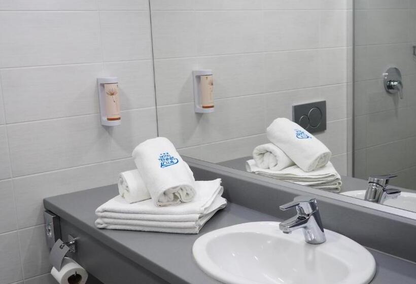 غرفة قياسية, Tennis Club