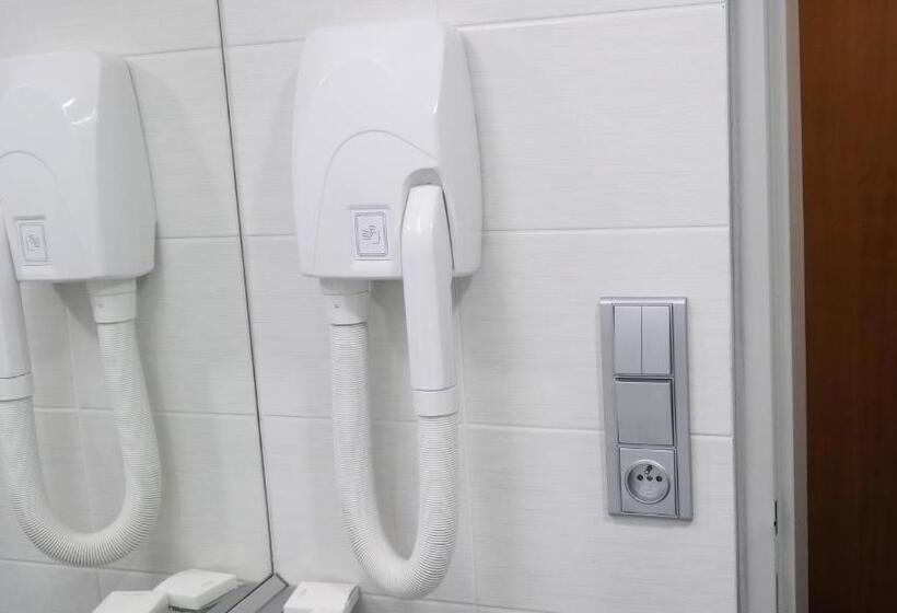 غرفة قياسية, Tennis Club