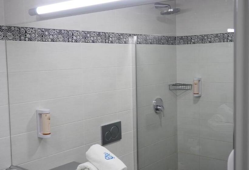 غرفة قياسية, Tennis Club