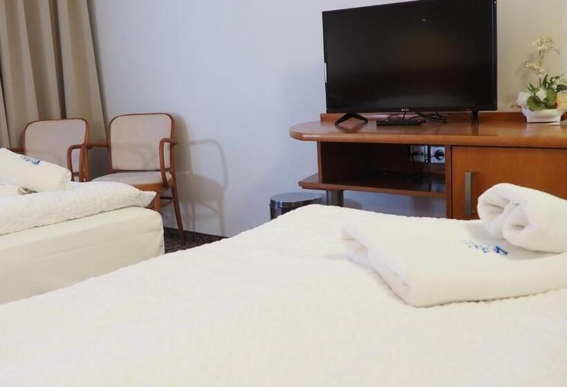 غرفة قياسية, Tennis Club