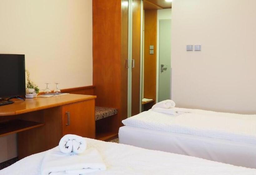 غرفة قياسية, Tennis Club