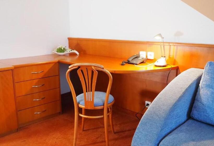 جناح, Tennis Club