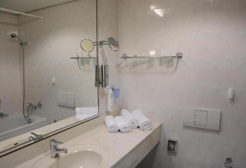 جناح, Tennis Club