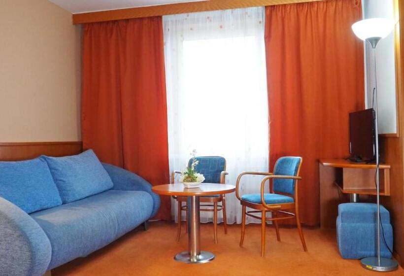 جناح, Tennis Club