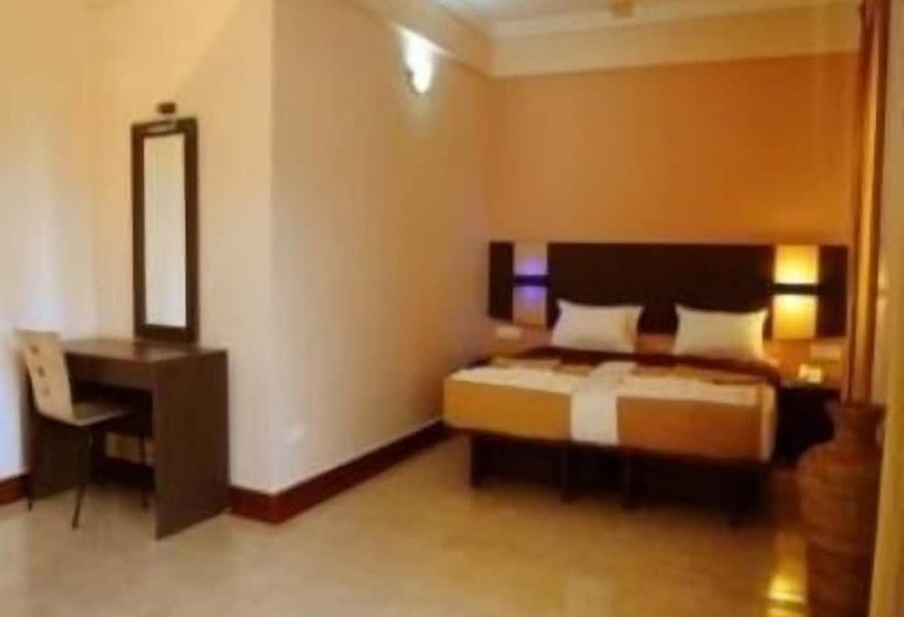 חדר משפחתי, The Pentacon A Resort