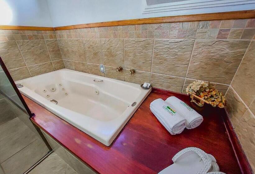 سوئیت با وان آب گرم, Pousada Victoria Villa By Nacional Inn   A 800 Metros Da Vila Capivari