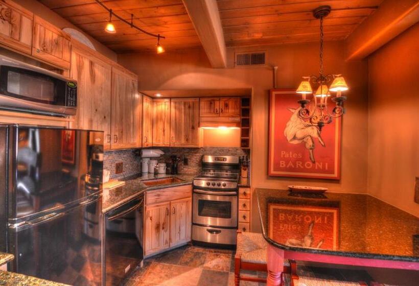 수피리어 스튜디오, Aspenwood Coraltree Residence Collection