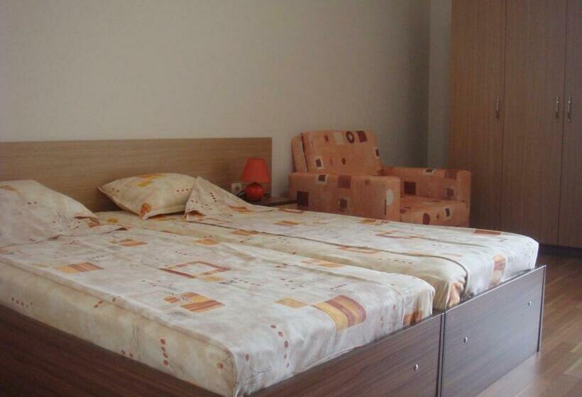 带阳台的三人标准间, Ivatea Family