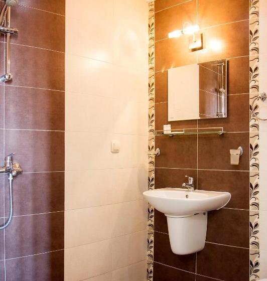 标准三人间, Ivatea Family