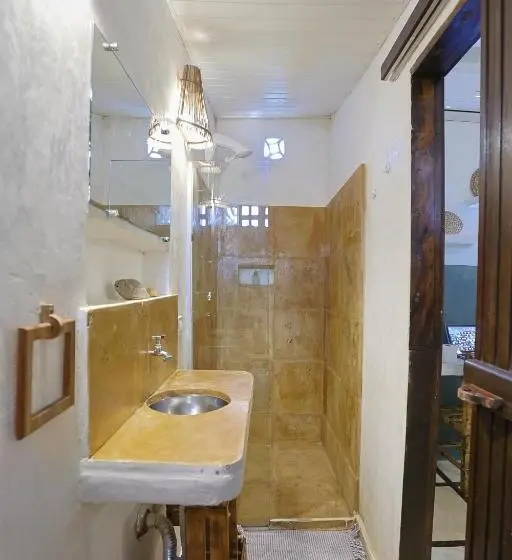 Standard Kolmen Hengen Huone, Jerizz House
