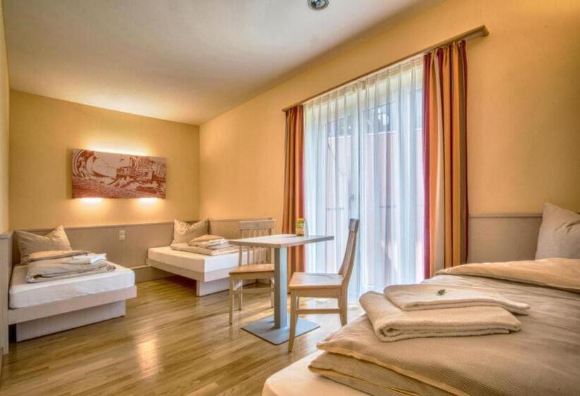 Четырехместный Номер Стандарт, Jufa Hotel Im Brückenkopfpark Jülich