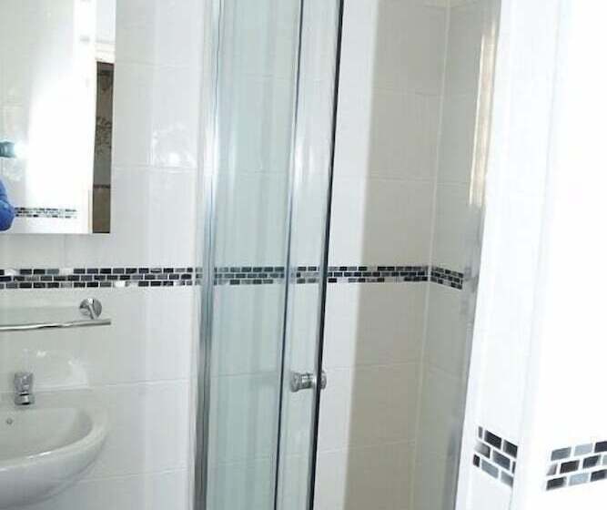 غرفة عائلية, Boathouse