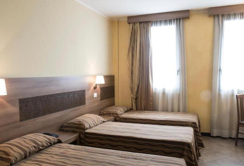 غرفة قياسية ثلاثية, Corte Business