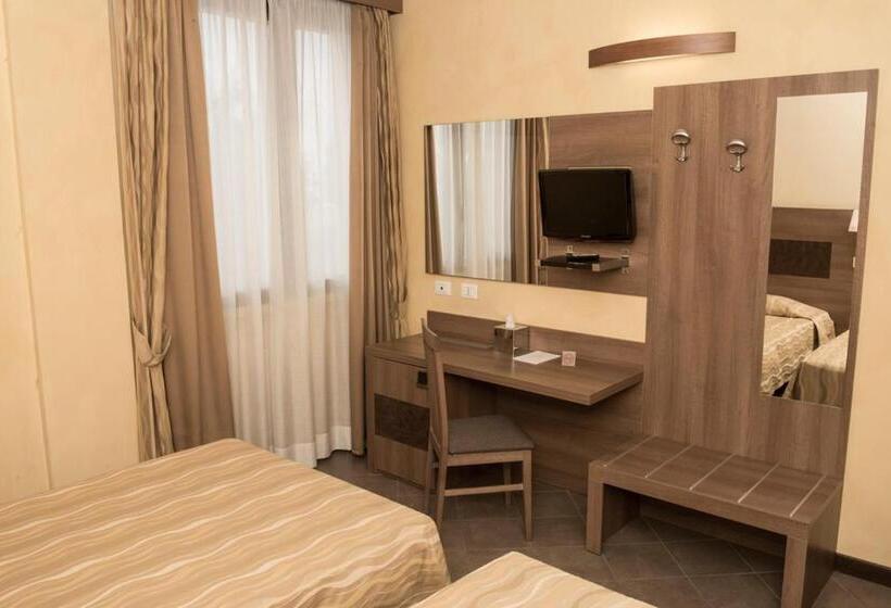 غرفة قياسية ثلاثية, Corte Business