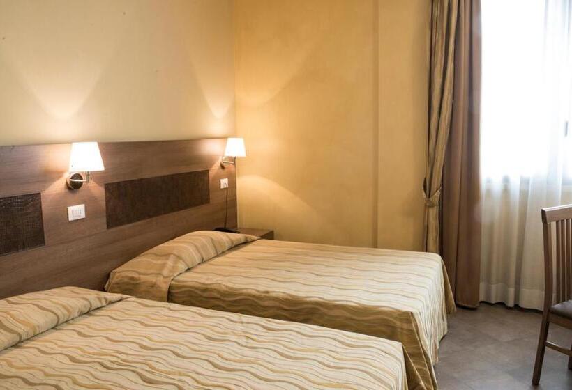 غرفة قياسية ثلاثية, Corte Business