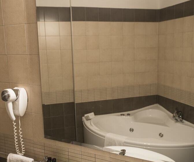 جناح جونيور, Corte Business