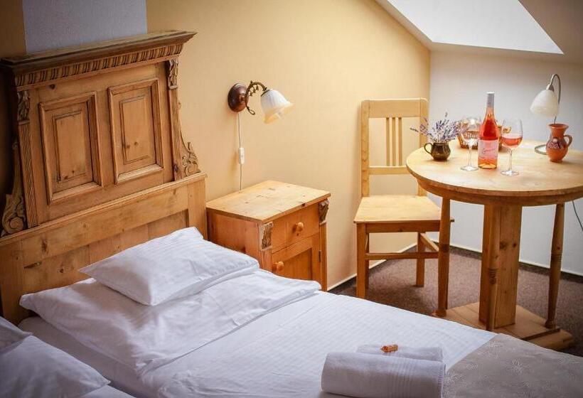 غرفة قياسية, Diófa Panzió