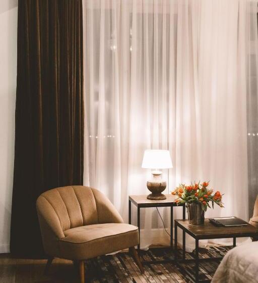 سوییت جونیور با بالکن, Frost Boutique