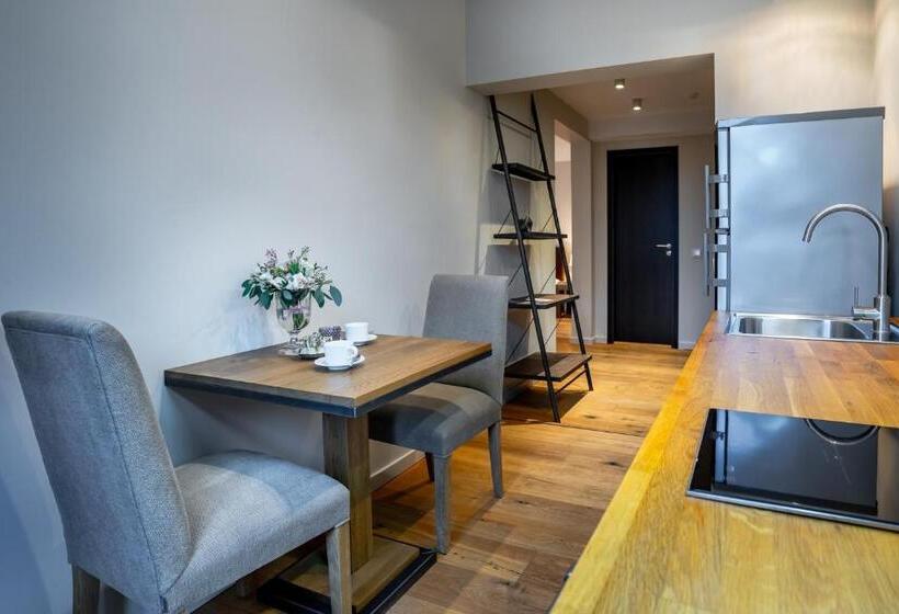 سوییت جونیور با بالکن, Frost Boutique