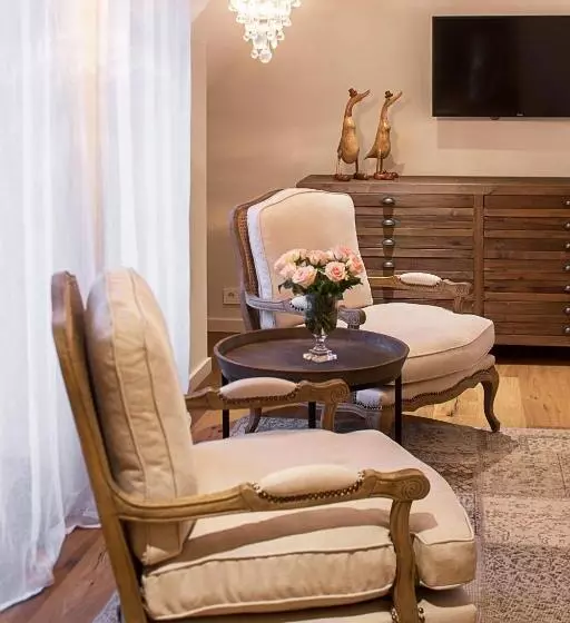 سوییت جونیور با بالکن, Frost Boutique