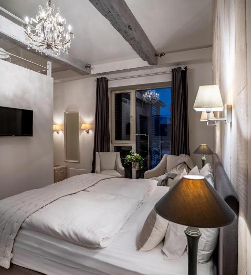 اتاق خانوادگی, Frost Boutique