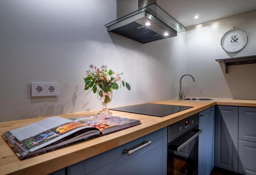 سوییت لوکس, Frost Boutique