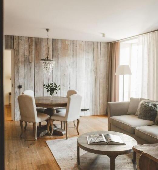 سوییت لوکس, Frost Boutique