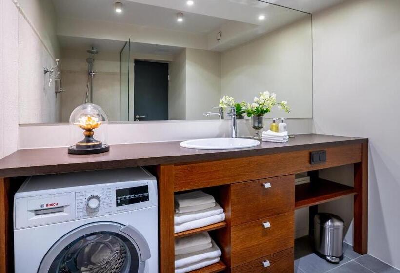 سوییت خانوادگی, Frost Boutique