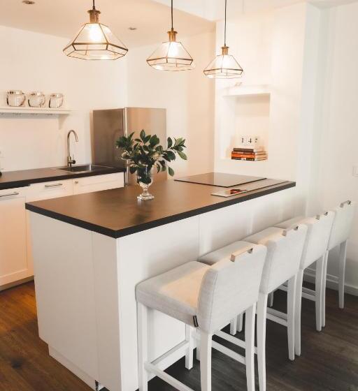 سوییت خانوادگی, Frost Boutique