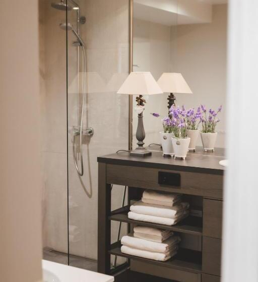 2 Bedroom Suite with Balcony, Frost Boutique