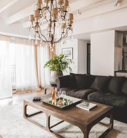 سوئیت دلوکس 2 خوابه, Frost Boutique
