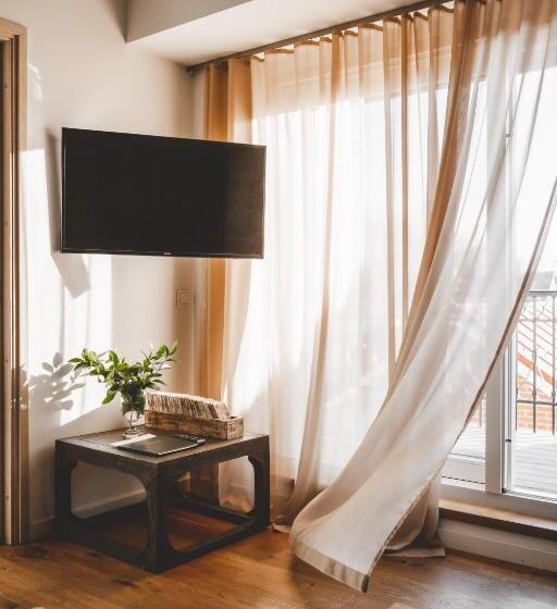 سوئیت دلوکس 2 خوابه, Frost Boutique