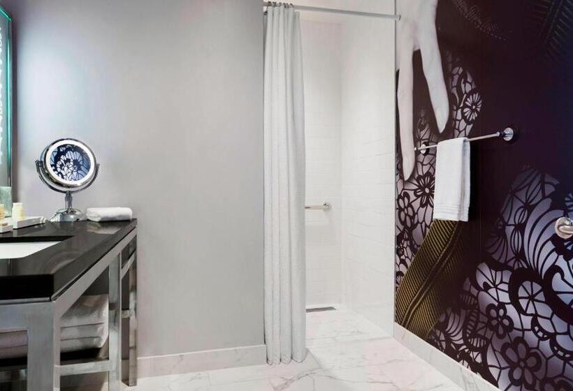 חדר סטנדרט עם מיטת קינג, Renaissance Cincinnati Downtown