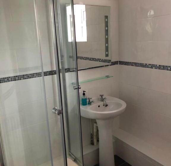 غرفة عائلية, Boathouse