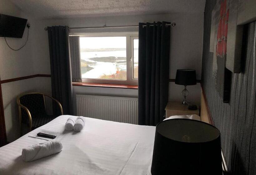 غرفة قياسية لذوى الاحتياجات الخاصة, Boathouse