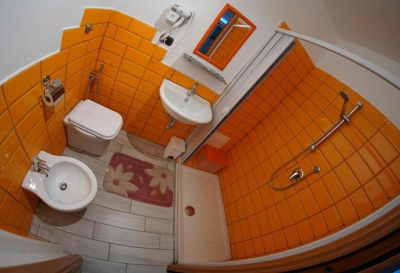 غرفة قياسية رباعية, B&b Ciro