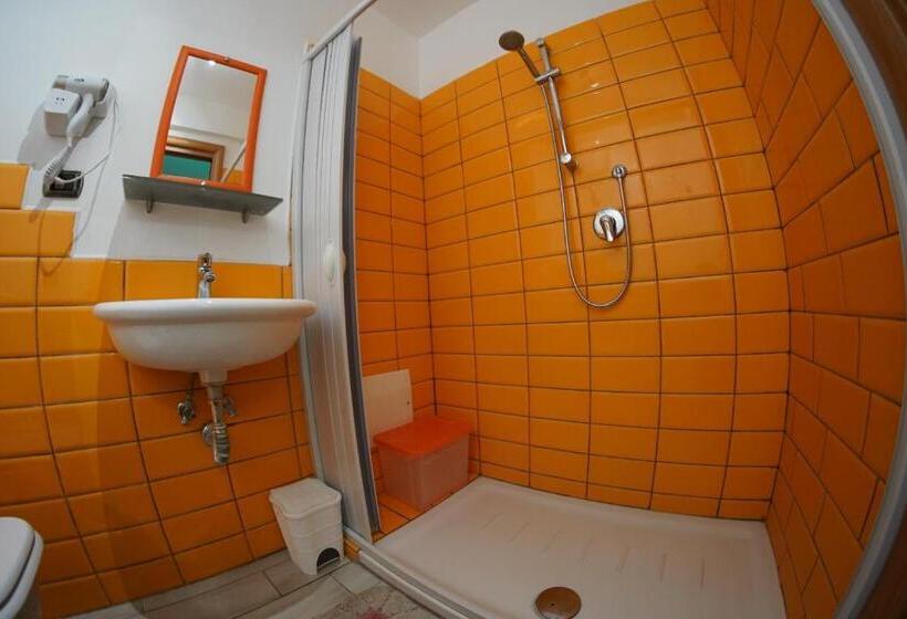 غرفة قياسية رباعية, B&b Ciro