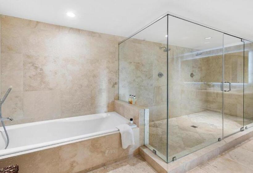 Apartamento 2 Dormitórios, Luxurious Private Condo At 1 Hotel & Homes   1545