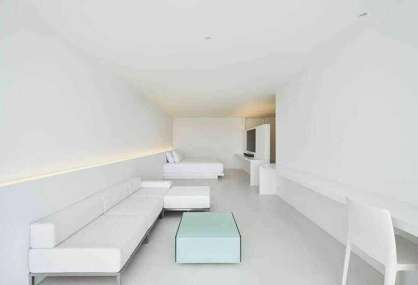 غرفة عائلية مطلّة علي البحر, Emil Nakijin