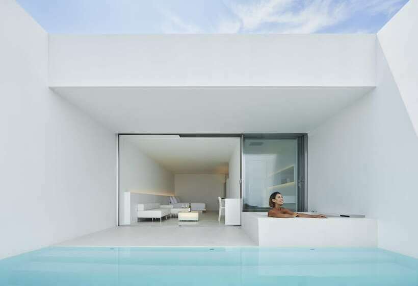 חדר משפחתי נוף לים, Emil Nakijin