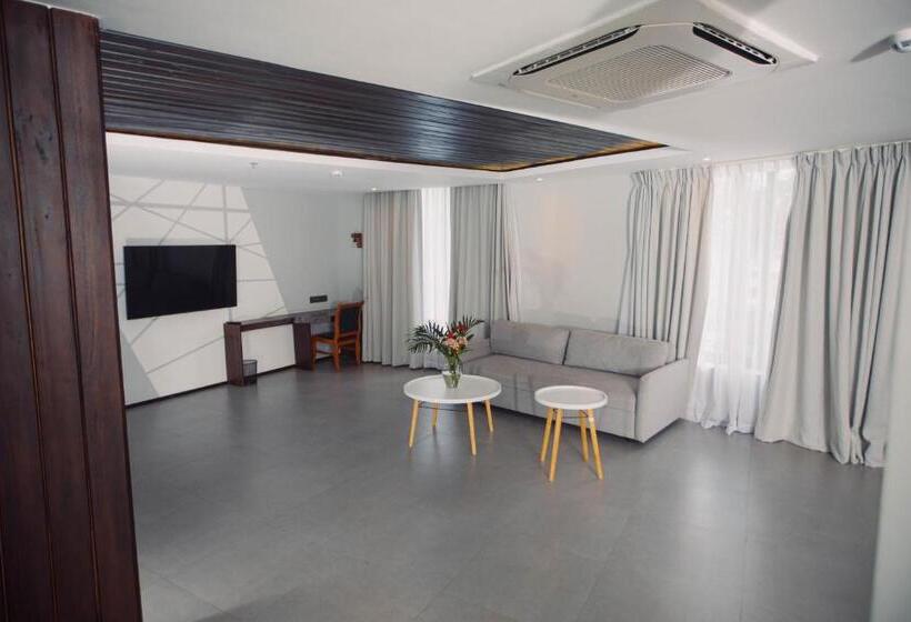 سوییت, Giraffe Beach